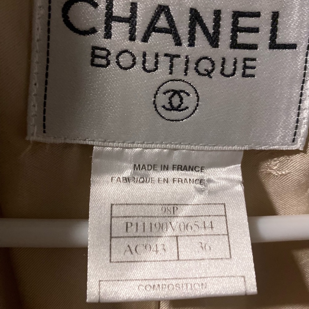 CHANEL SIZE 36 blazer ivory in color missing two buttons